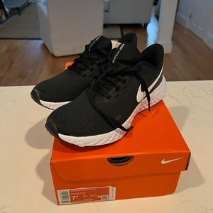 7.5 Black Nike Revolution Sneakers